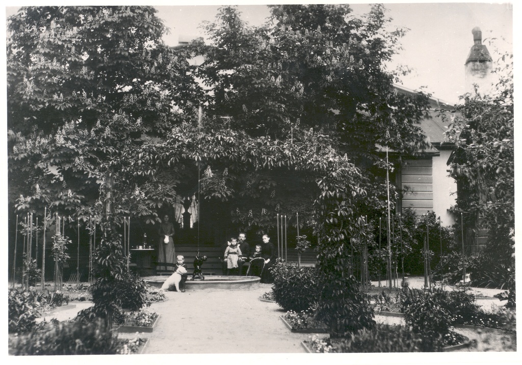 J. W. Jannsen's house in Tartu (see the garden) and Eugen Jannsen's family