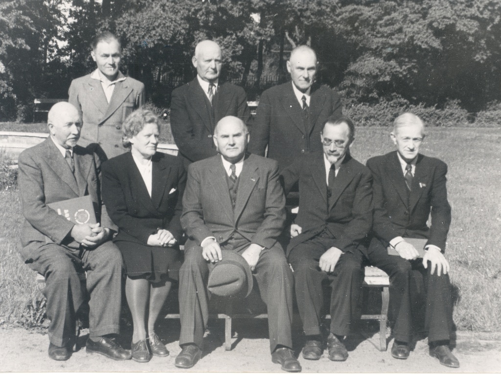 ENSV service scientists: below vas. 2. A. Toming, 3. J. Vares-Barbarus, 4. Boards, 5. Jüri Nuut