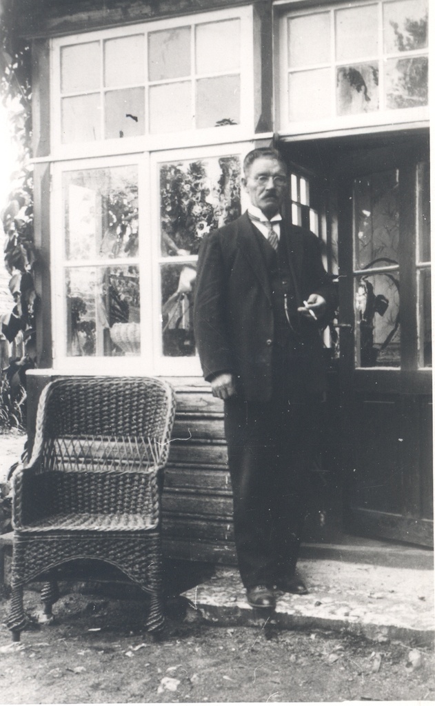 Jakob Liiv Rakveres, Viru t. 19 in front of his house in 1929.