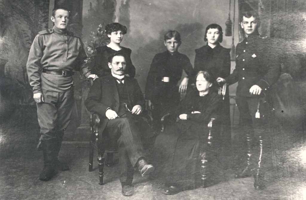 Jakob Liiv with wife and children ( during World War I)