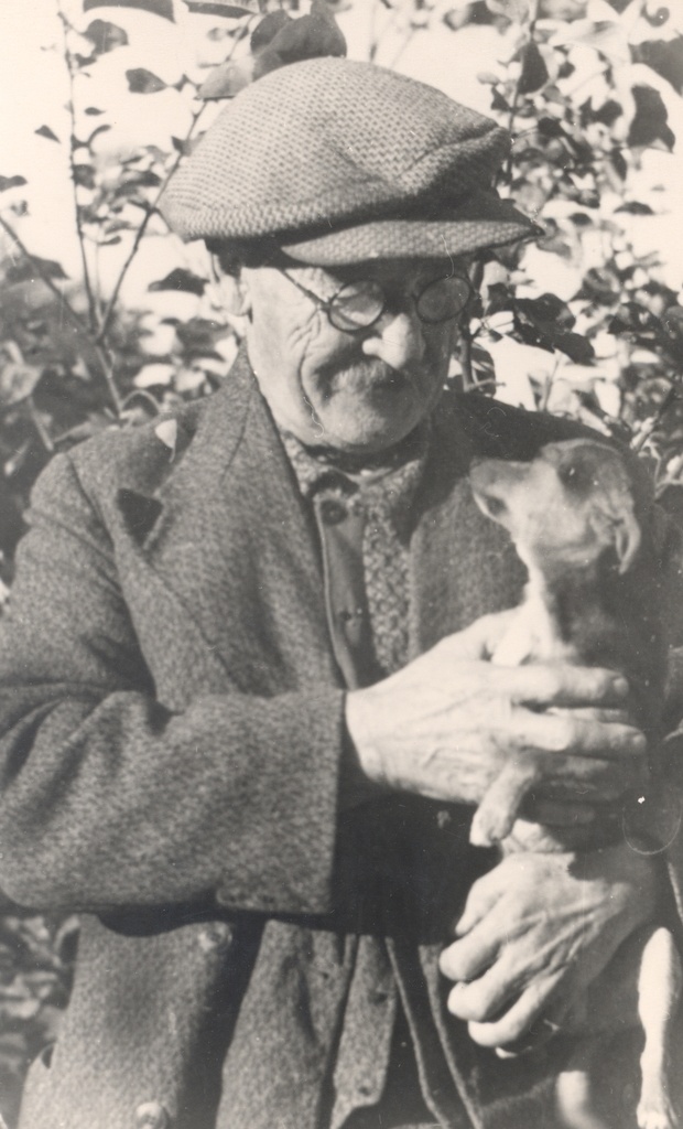 Jakob Liiv in the home garden in Rakvere
