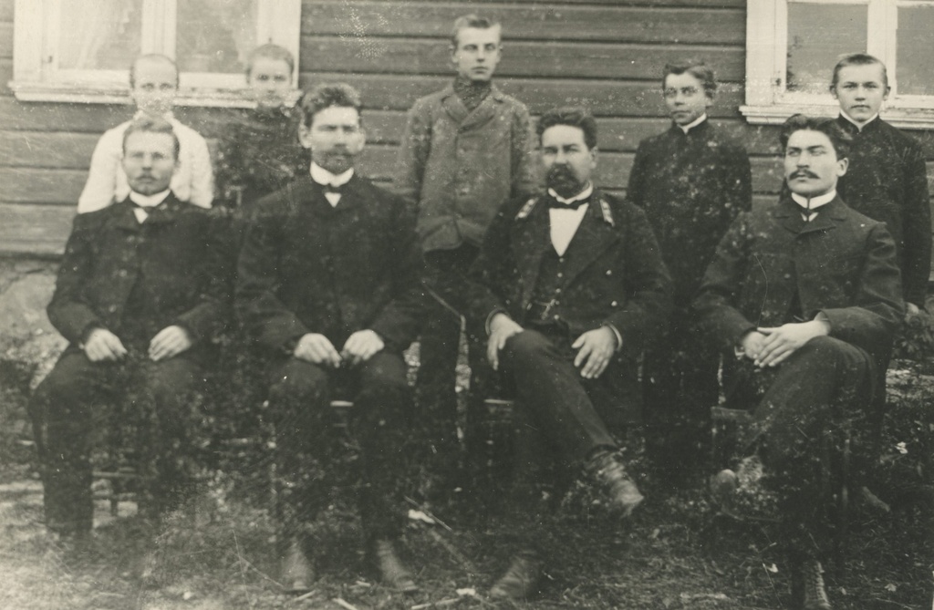 Hendrik Adamson (in the back row vas. 3.) As a student of Kärstna ministry school, teacher Märt Meos vas. 2nd lower row