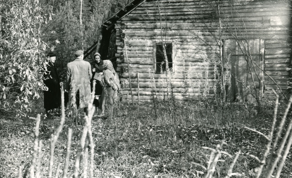 Villem Altoa, Rudolf Sirge (back), Helene Siimisker, s. Sööt at the apartment of August Toomingas (Kusta Toom) in Ringus Koruste village on October 18. 1961. a