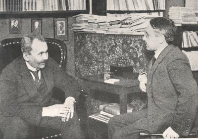 From the left: Eino Leino and Gustav Suits in Helsinki, 1922.  duplicate photo