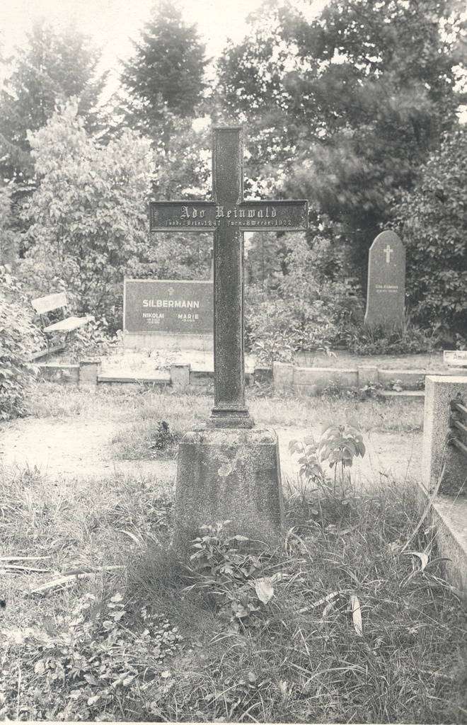 Ado Reinvaldi graveyard in Tartu