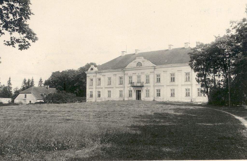 Former main building of the manor of Liigavalla, where f. R. Faehlmann and J. J. Nocks attended home school