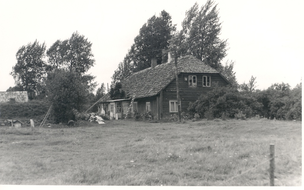 Agnes Taari's birthplace - yourself. Maru school house Abja k/n-s. Aug. 1966