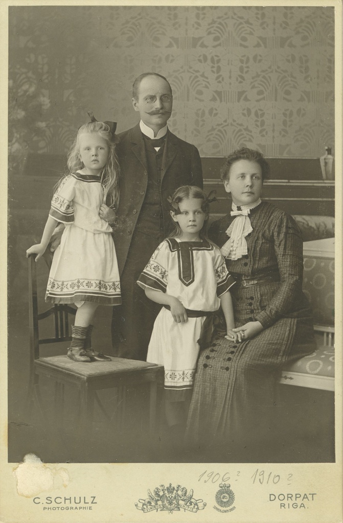 Mihkel Kampmann, wife Marie, children of Karin and Mari (Mary) in 1906 or 1910