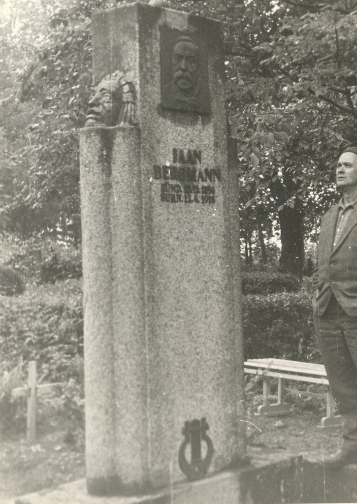 Jaan Bergmann's graveyard at Paiste's graveyard
