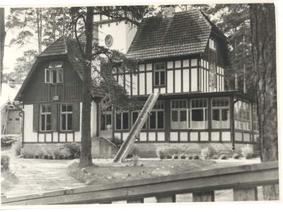 Hugo Raudsepp's residence in Elva, himself. Prof. Kondakov's house  similar photo