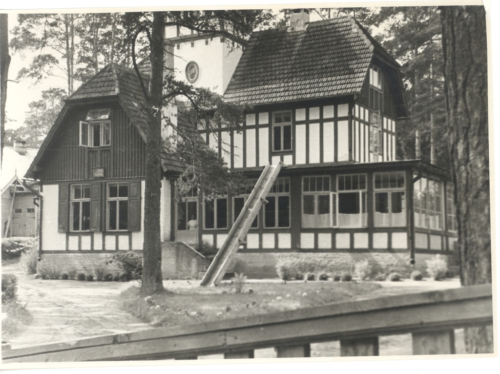 Hugo Raudsepp's residence in Elva, himself. Prof. Kondakov's house