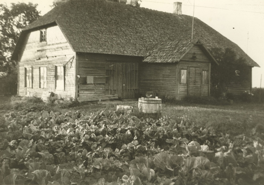 Karaski-Kutsar schoolhouse in Kanepi khk where R. Roht and R. Sirge studied. View of the highway by