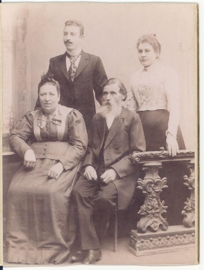 Hugo Raudsepp's grandfather Juhan, Grandma Liia and their children Anna and Viktor