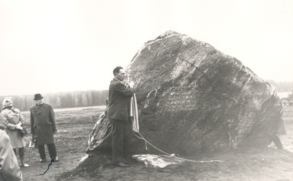 Jakob Tamme's memorial stone opening itself. Ring khk. Teedla Manor in Tops Farm