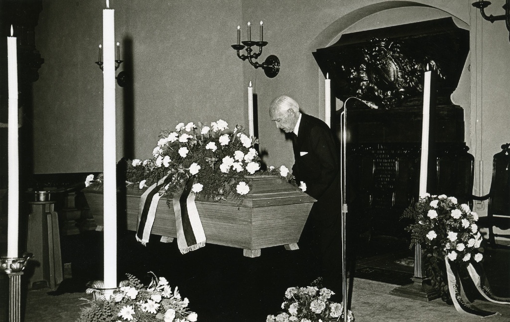 Karl Ristikivi funeral service at Jakob Church in Stockhomis 17.08.1977. Wooden shirt at August Mälk