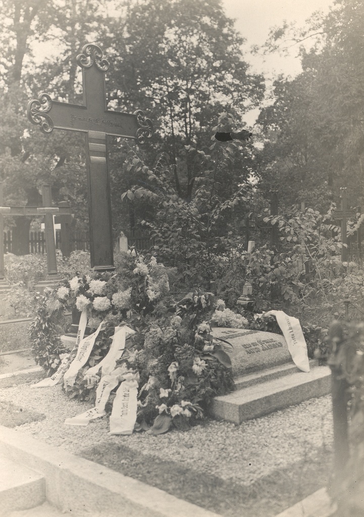 FR. R. Faehlmann's grave