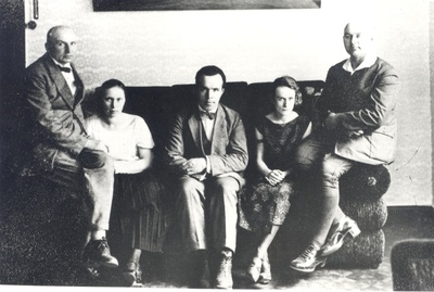 On the left: 1) Jaan Vahtra, 2) , 3) Konstantin Süvalo (Sherbakoff), 4) Emilie Vares, 5) Johannes Vares-Barbarus Pärnus  duplicate photo