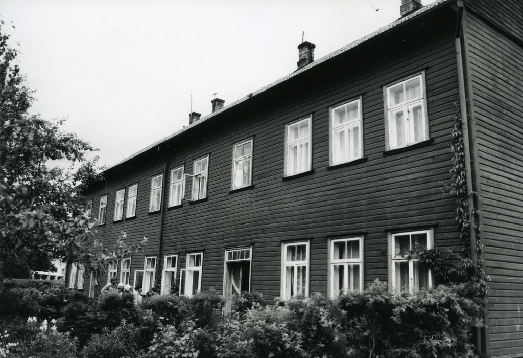 Betti Alver's residence with his parents in Tartu. 23 (the courtyard of the house on the side of the garden of the last three windows on the bottom floor) ca 1930-1932
