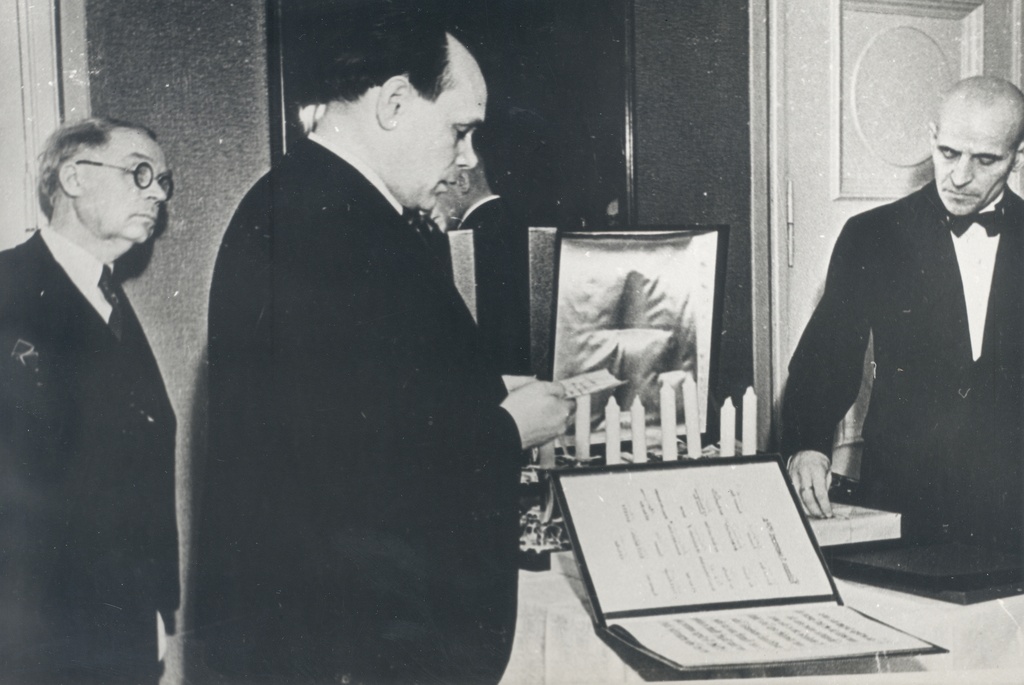 A. Adson's 50th birthday 3. II 1939. H. Visnapuu and e. Hubel give an honorary address