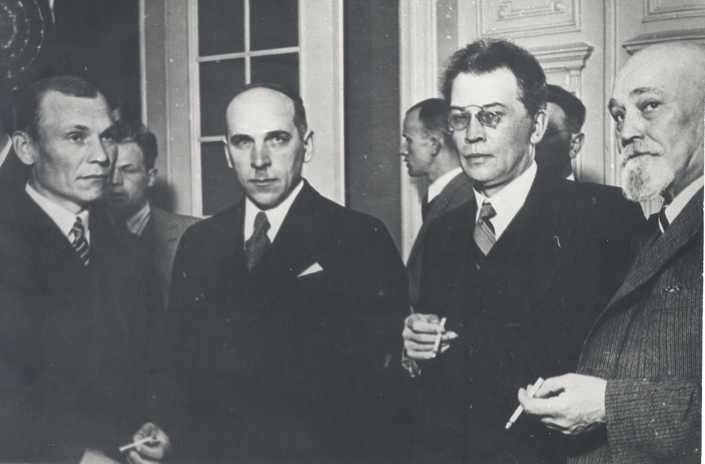 Literature prizes winners in 1937. A. Kivikas, J. Semper, f. Tuglas, K. a. Hindrey