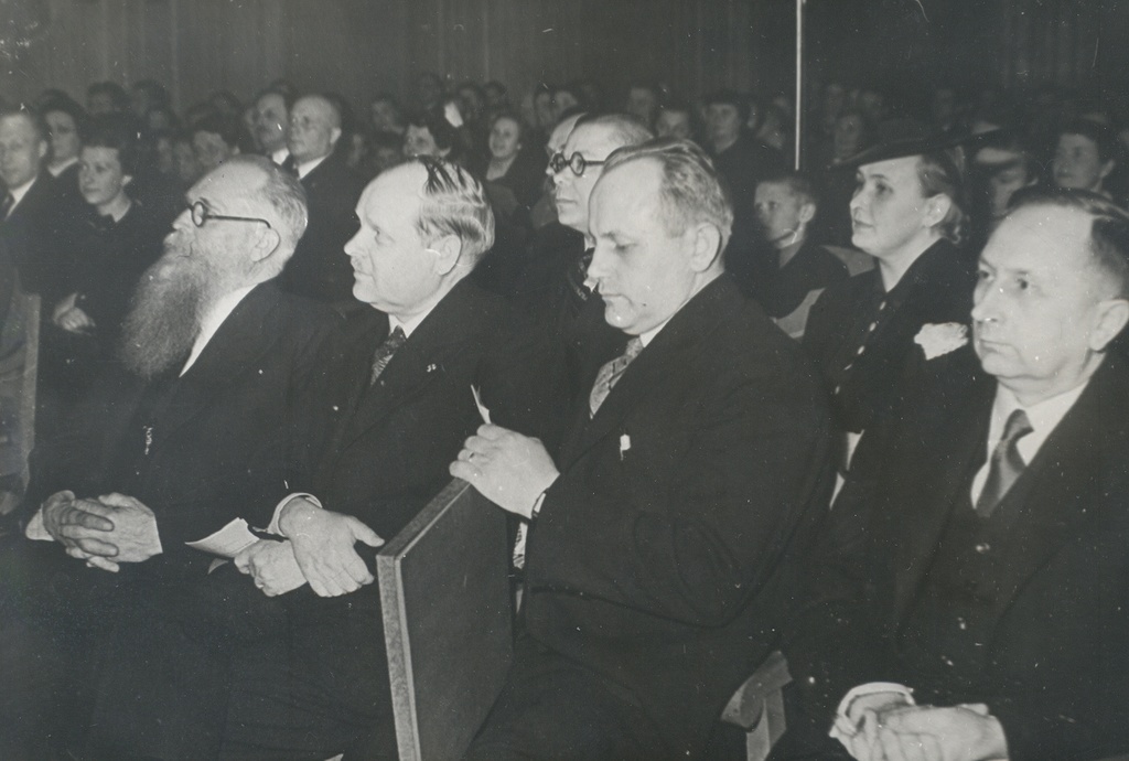 E. Särgava 70th birthday 29. IV 1938. On the left: 1) e. Särgava; 2) Minister of Education a. Jaakson; 3) Secretary of the Educational Union e. Vender; 4) Chairman of the Agricultural Workshop a. Jürima