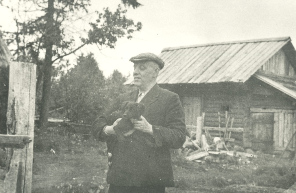 Hendrik Adamson in the home yard in Viljandimaa Kärstna 1944