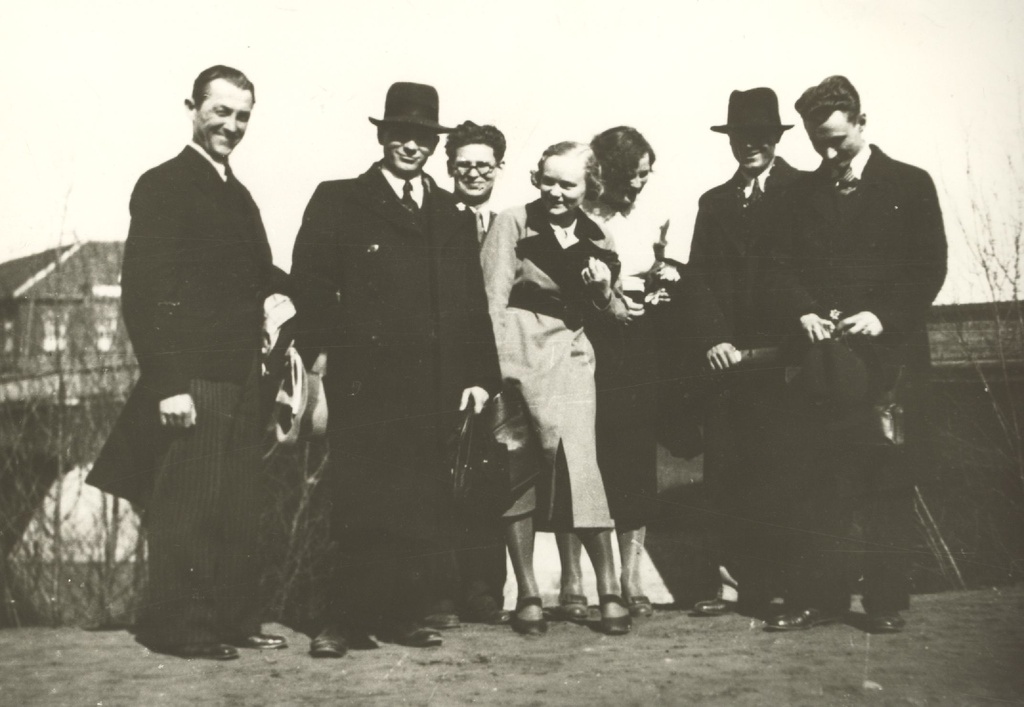 "Veljesto". Left: 1) b. Kangro, 2) Mark, 3) b. Kabur, 4) e. Lessen, 5) Tento, 6) L. Tamm, 7) K. Ristikivi