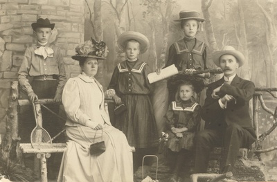 Family photo of p. Grünfeldt 1907  duplicate photo