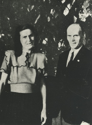 Henrik Visnapuu and Hõde [Õie Tamm] in Geislingen camp in August 1947  duplicate photo