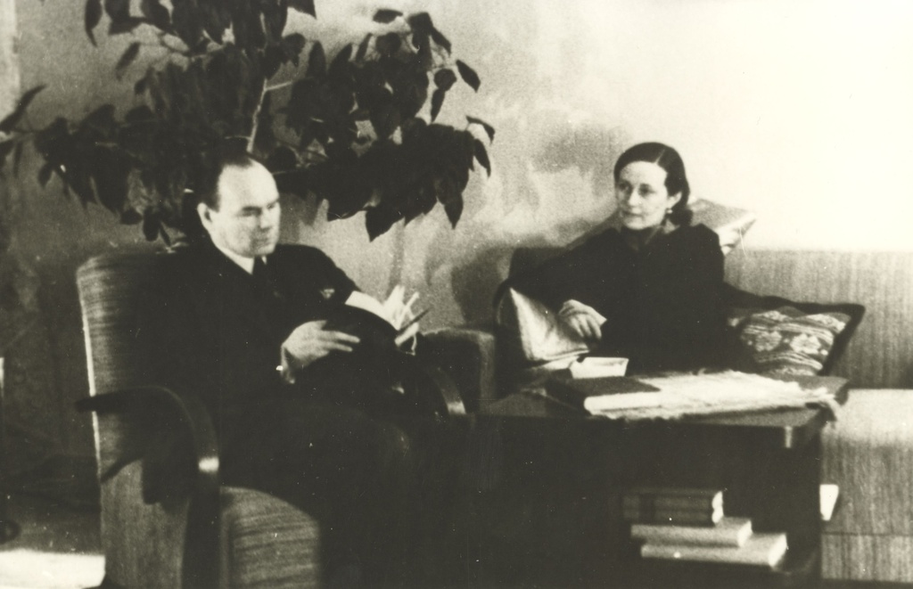 Henrik and Hilda Visnapuu group photo 1939