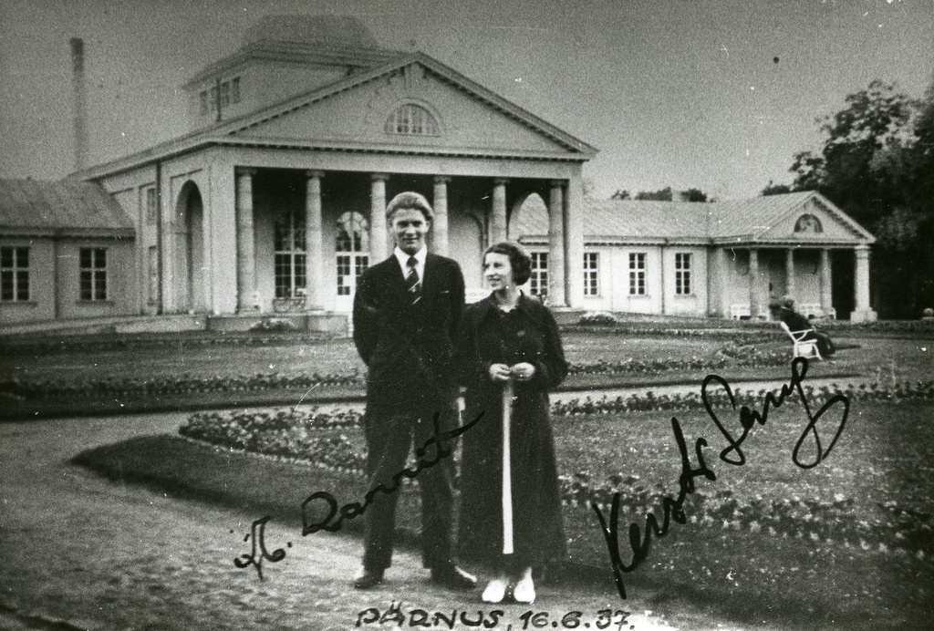 Aleksis Rannit and Kersti Merilaas in Pärnu in 1937