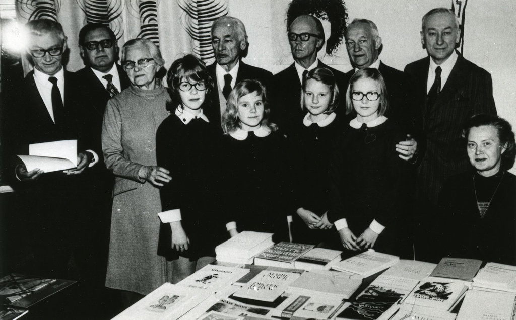 K. Ristikivi, K. Lepik, h. Mäelo, a. Mälk, a. Mägi, e. Pettai, L. Laid, h. Männik and students of the Estonian primary school in Stockholm K. Meerits, a. Kalberg, p. Väin, a. Lepik at the literary evening at the Estonian House 19.11.1972