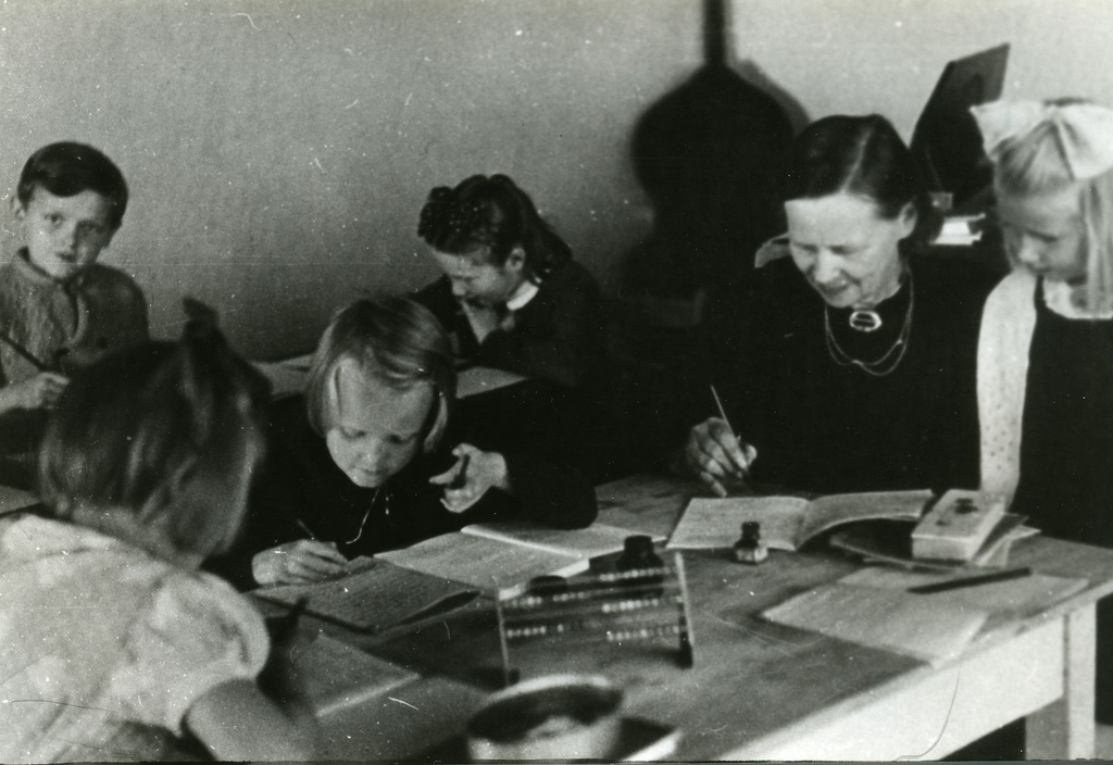 Estonian refugees. Detmold's primary school students' hour, teacher Helmi Põld