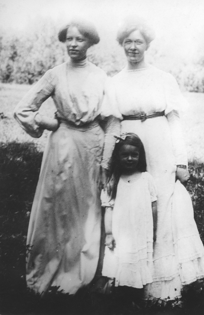 Berta Under, Marie Under and Dagmar Hacker