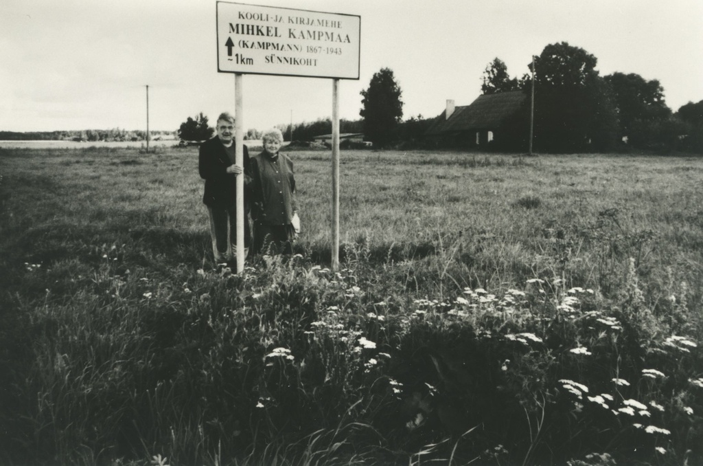 Vaike Birk and his wife m. Kampmaa at the road guide to mark the birthplace in Pärnu County [1998]
