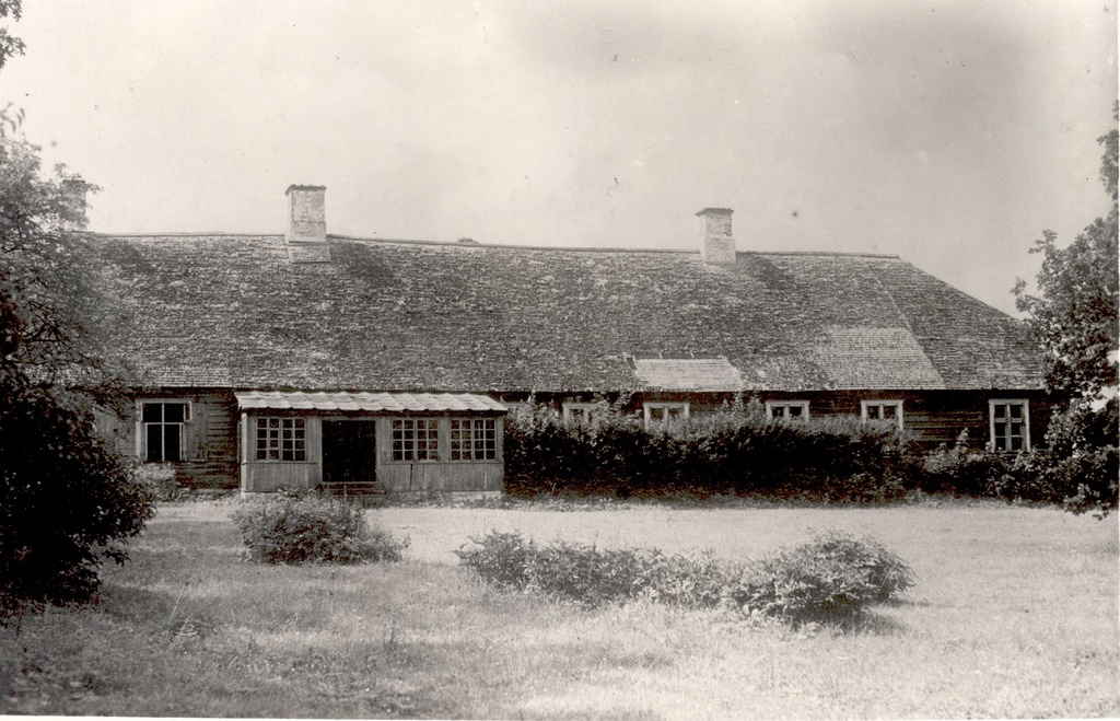 Karli Manor Gentlemen House