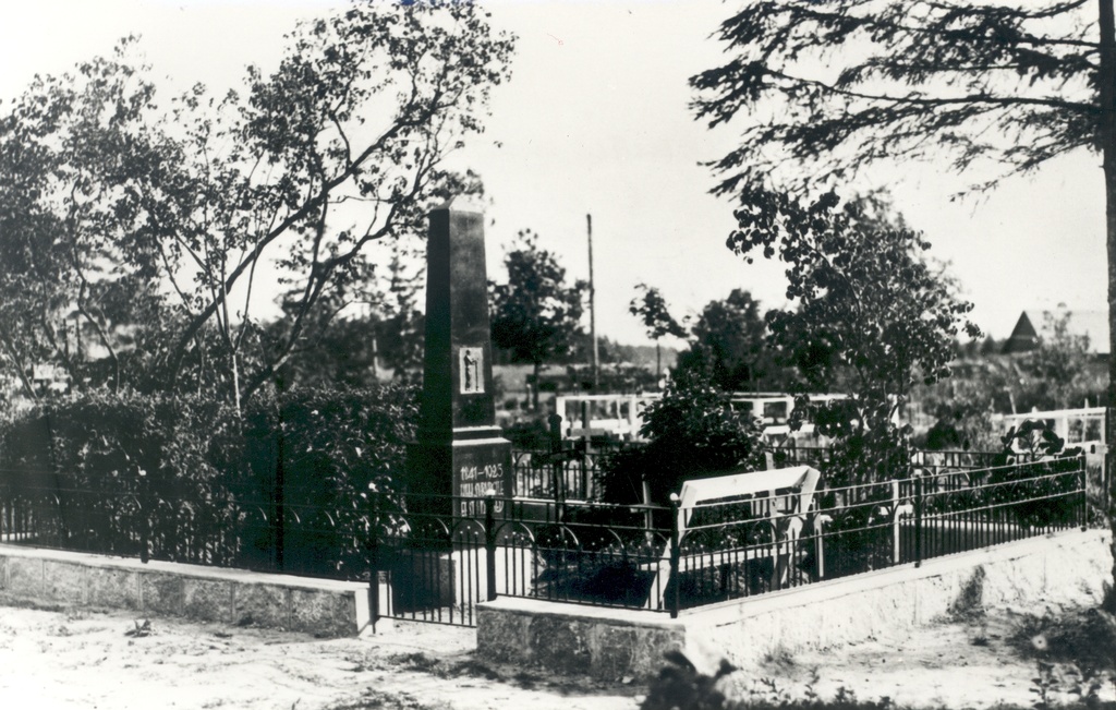 Lill Suburg burial site on Vändra cemetery. Orig. Photo J. Miscellaneous, CRJM 276 f