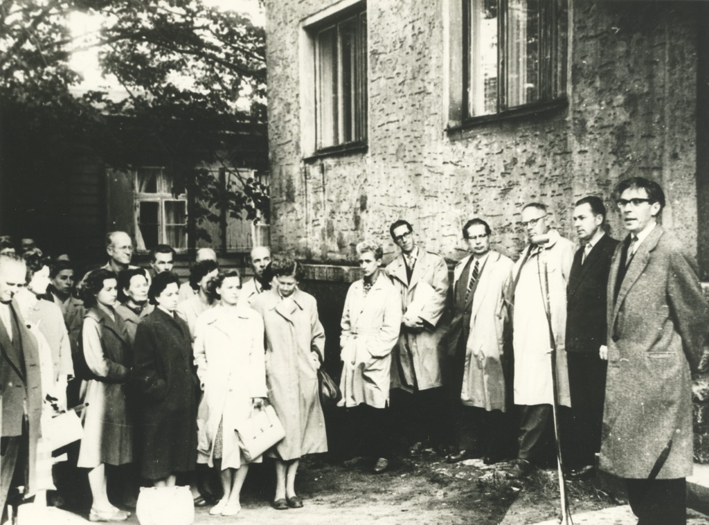 J. Smuul speaks at the opening of August Alle’s memorial cup at the building in Narva mnt 86 in Tallinn
