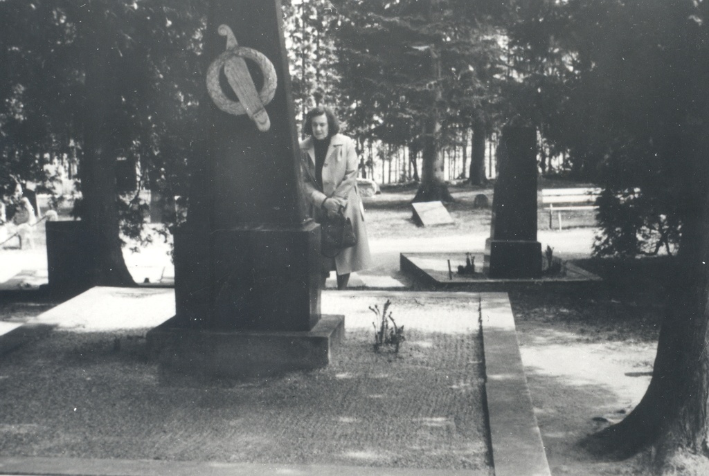 Debora Vaarandi Tuusula graveyard Aleksis Stone in the grave 1982
