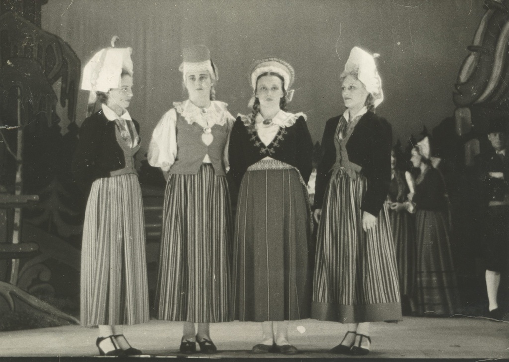 A. Kitzbergi - J. Simmi singing game "Shooting in Vanemuise" in 1938.