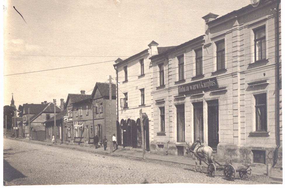 Photo. View from the north of Tartu Street, the northern entrance of the pharmacy building in the 1920s