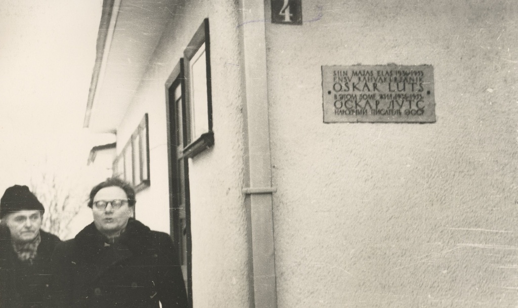 From the left: e. Mouse and Joh. Feldbach o. Lutsu at the opening of the memorial drawer 8.01.1958