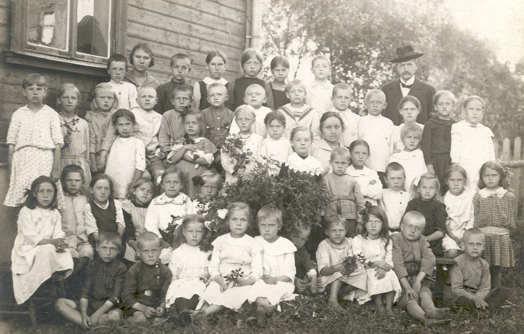 Children of Valga kindergarten in the summer of 1918. Behind the par. Ernst Enno
