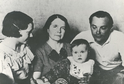 Ernst Enno family. Left: 1) daughter Liki, 2) wife Ella Enno, 3) daughter- daughter Elin-Kai, 4) daughter husband Enn Toona  duplicate photo