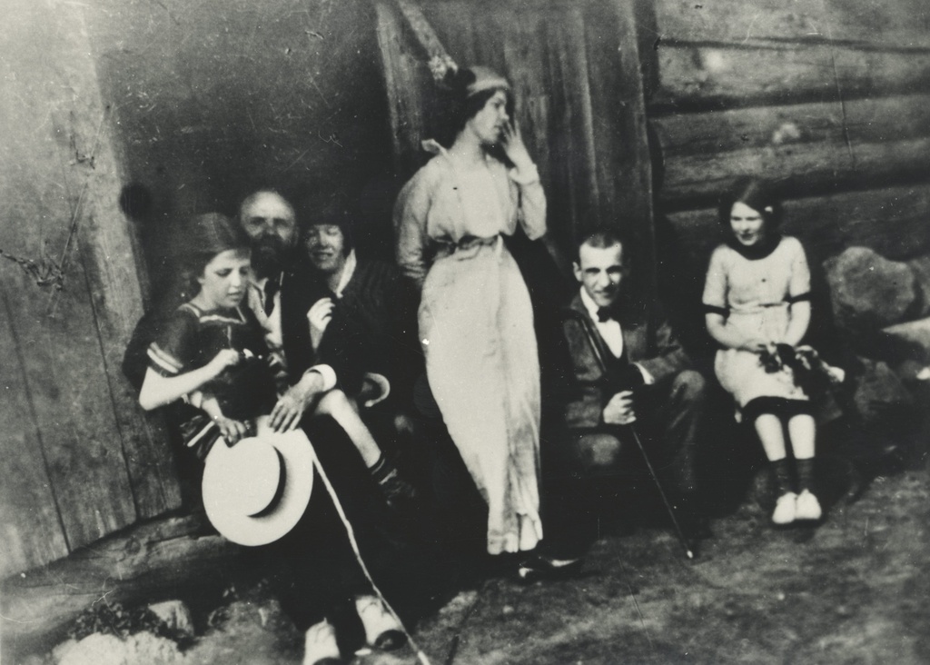 A. Laikmaa, m. Under, [b. Under], a. Adson, m. Under's daughters Dagmar and Hedda