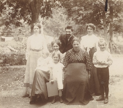 Marie Under with children, K. Hacker's mother, Berta Under, Karl Hacker, K. Hacker's sister in the summer of 1906 near Moscow in Kutšino  similar photo