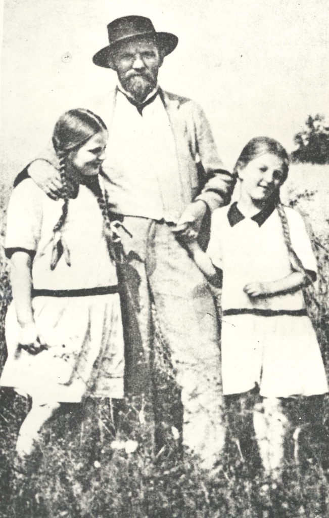 Ants Laikmaa with the children of Marie Under