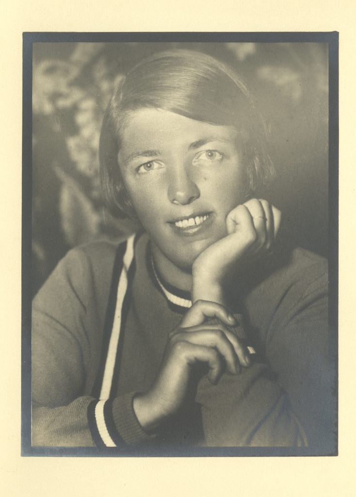 Hedda Hacker, Marie Under's daughter