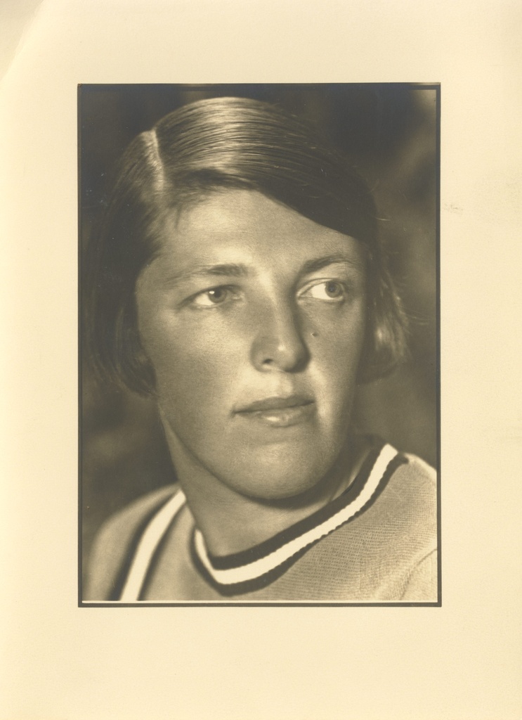 Hedda Hacker, Marie Under's daughter