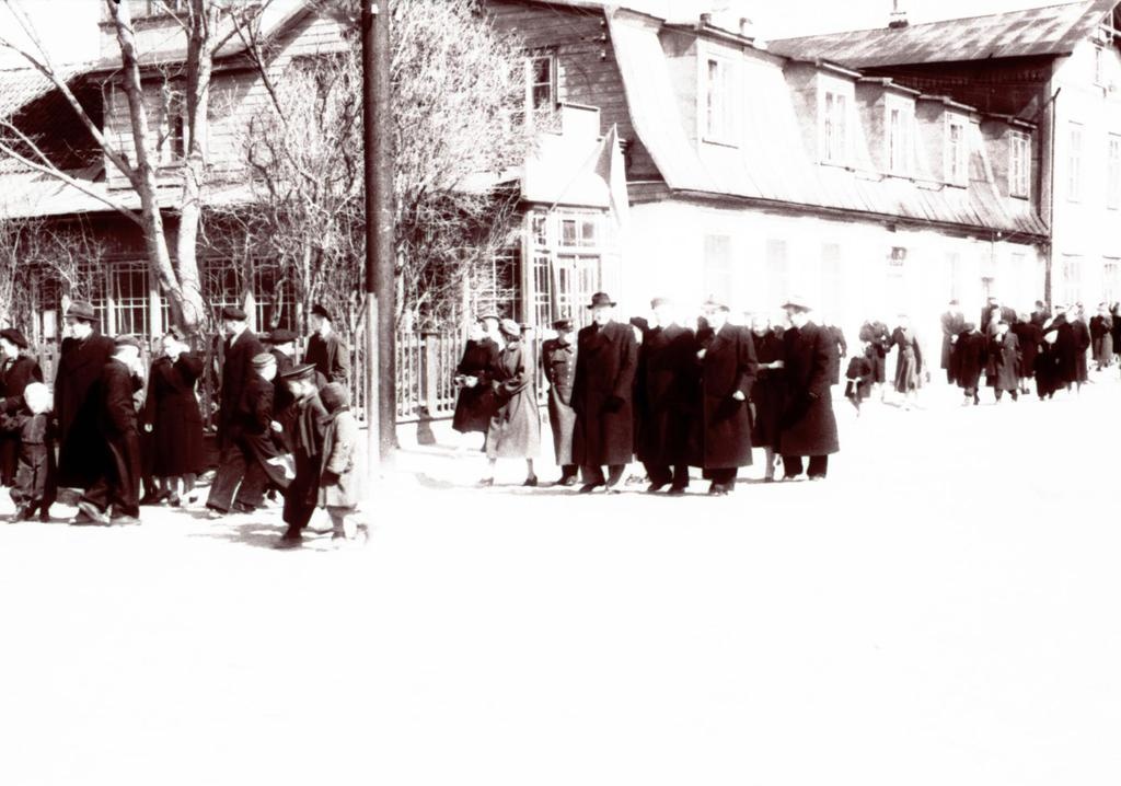 1 May 1956 miting in the centre of Kuressaare: miting participated in the miting along Lossi Street going home